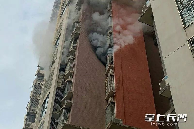月日天心區(qū)歐園小區(qū)期棟一民房發(fā)生火災(zāi)均為市民供圖